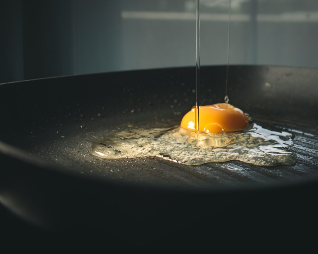 frying a low-carb egg